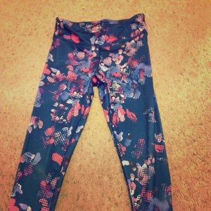 Girls pretty leggings lots of designs on it good